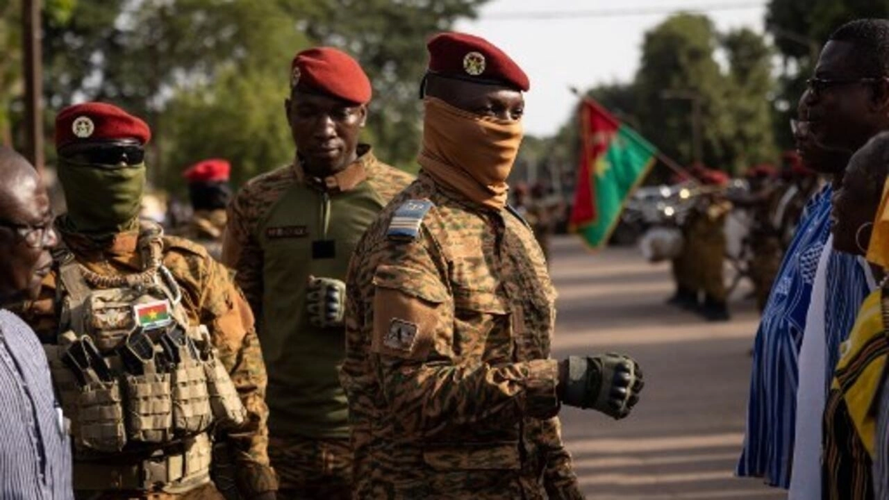 Le capitaine Traoré, président du gouvernement de transition au Burkina, réorganise les forces militaires.
